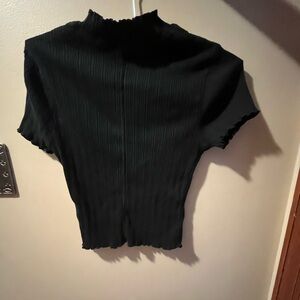 Short sleeved sweater cropped top